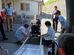部労協　東亜工業労組のトランスケア車寄贈
