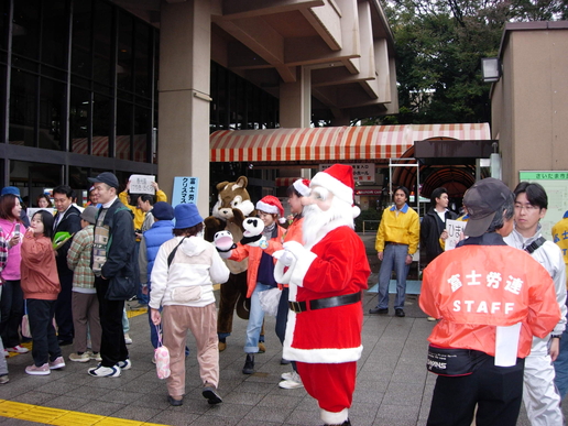 126名のボランティアスタッフが協力―埼玉県でクリスマスチャリティ公演を開催―